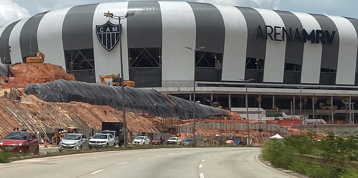 A partir das 20h deste sábado (15), serão implantadas faixas de orientação e as sinalizações de reservas de área (proibição de estacionamento) no entorno da Arena MRV para garantir a fluidez do trânsito no domingo (Fernando Michel / Hoje em Dia)