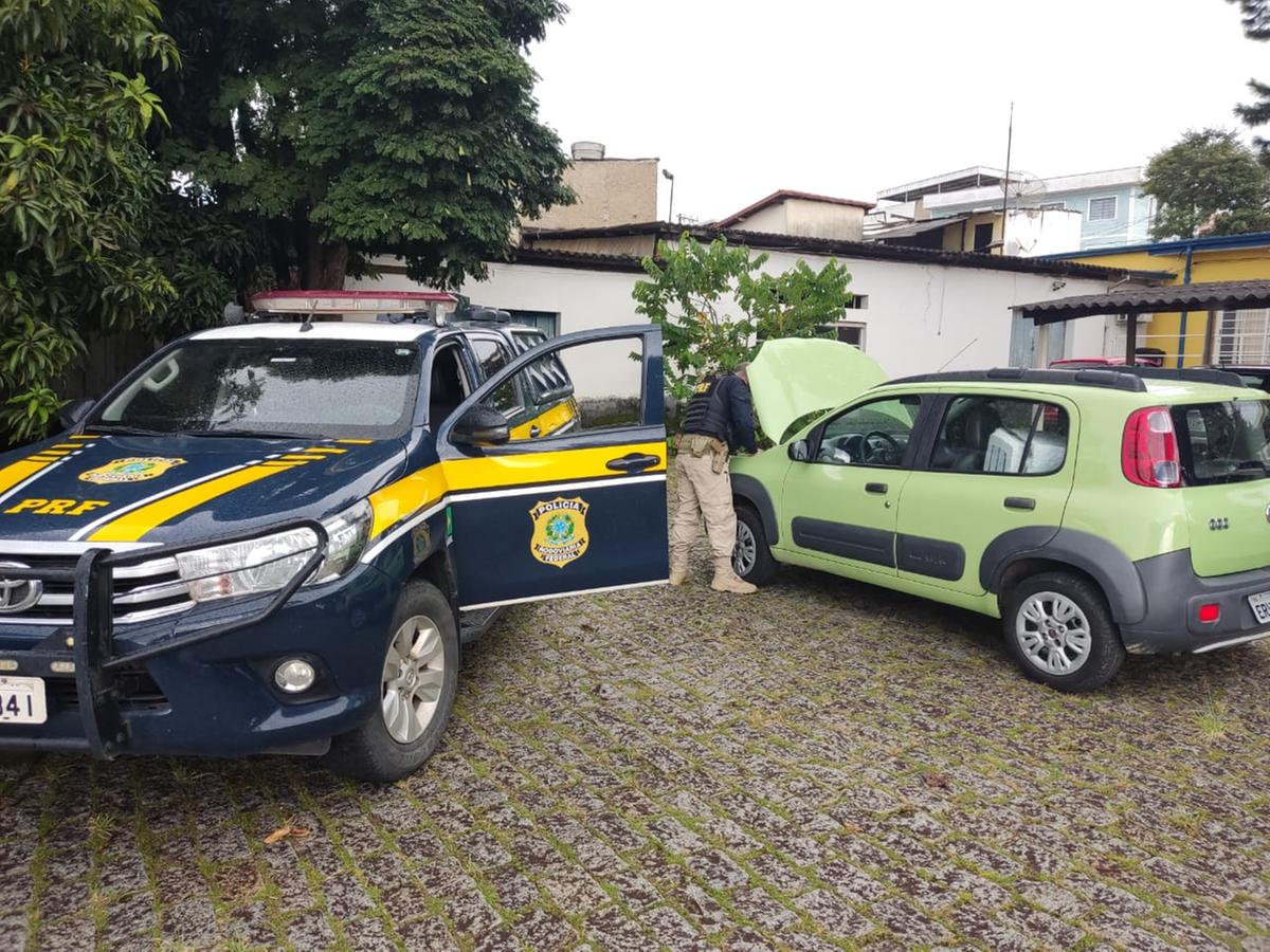 Carro furtado é recuperado em cegonheira que seguia de São Paulo para a Bahia (PRF / Divulgação)