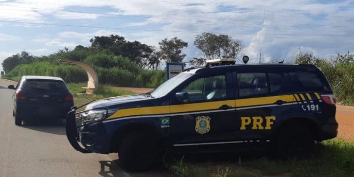 A Polícia Rodoviária Federal recuperou um Ônix furtado durante fiscalização de trânsito na BR 262 em Pará de Minas (PRF / Divulgação)