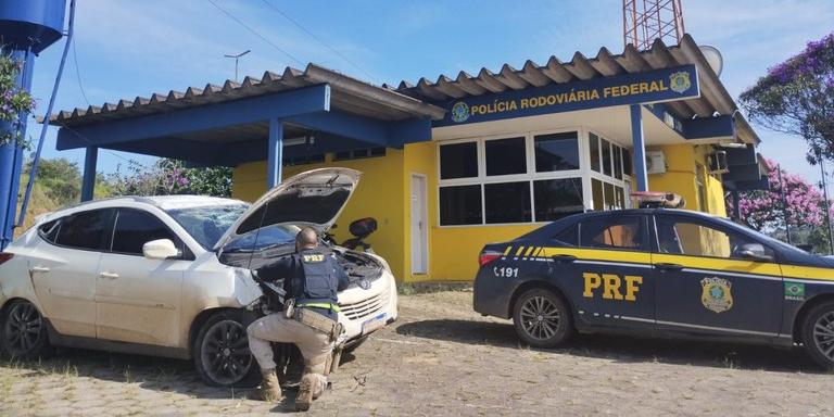 Polícia Rodoviária Federal (PRF) recuperou veículo em Oliveira (MG) que tinha sido furtado em São Paulo, no ano passado (PRF / Divulgação)