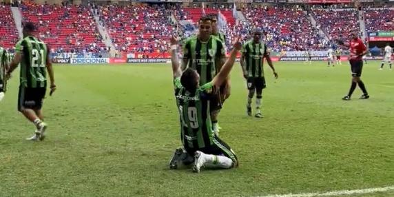 Henrique Almeida celebra seu gol na vitória americana (Reprodução/América)