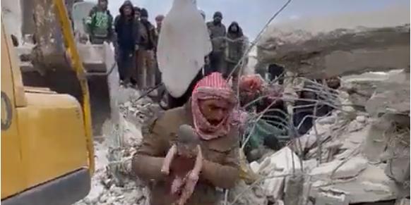 O recém-nascido foi resgatado dos escombros dos prédios que desabaram após o terremoto na Síria (Twitter / UpwardNewsHQ / Reprodução)