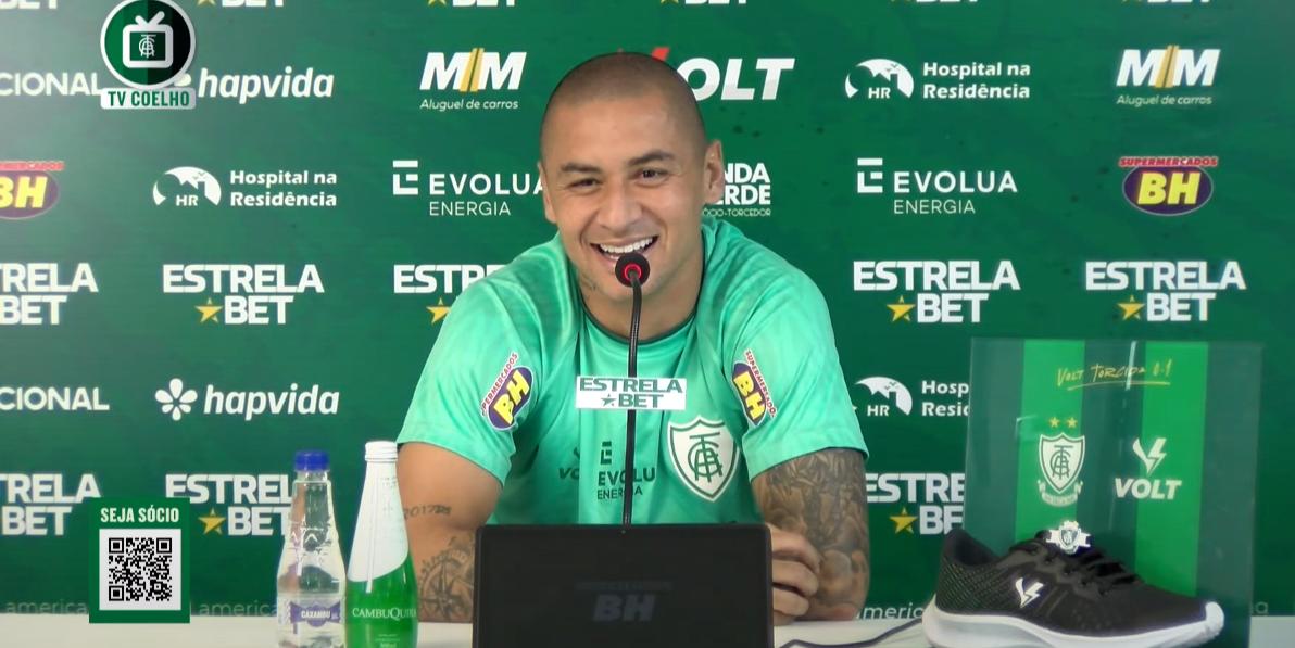 Atacante se divertiu com gol após lance inusitado (Reprodução/TV Coelho)