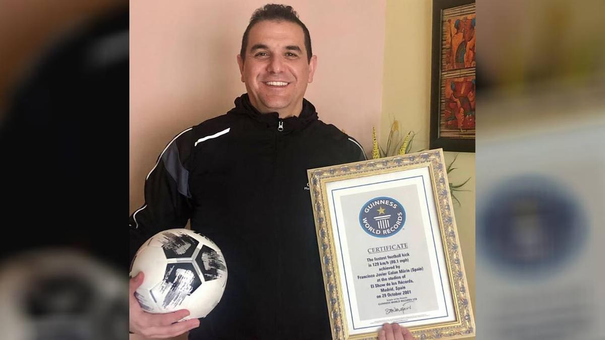 Francisco Javier Galan com a bola e o registro do recorde mundial (Divulgação)