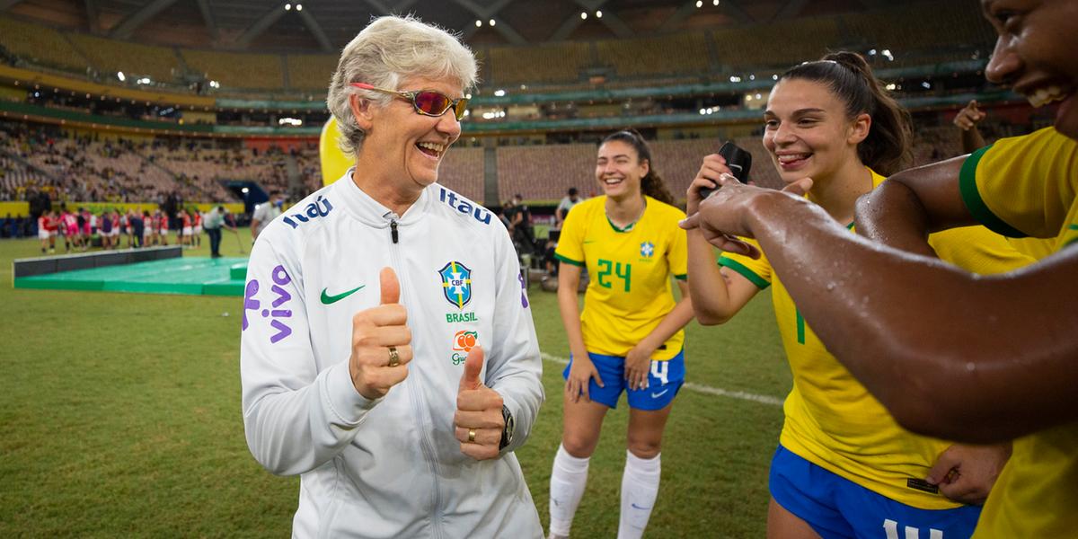 Pia treina o Brasil desde 2019 e é muito querida pelas jogadoras (Thais Magalhães/CBF)