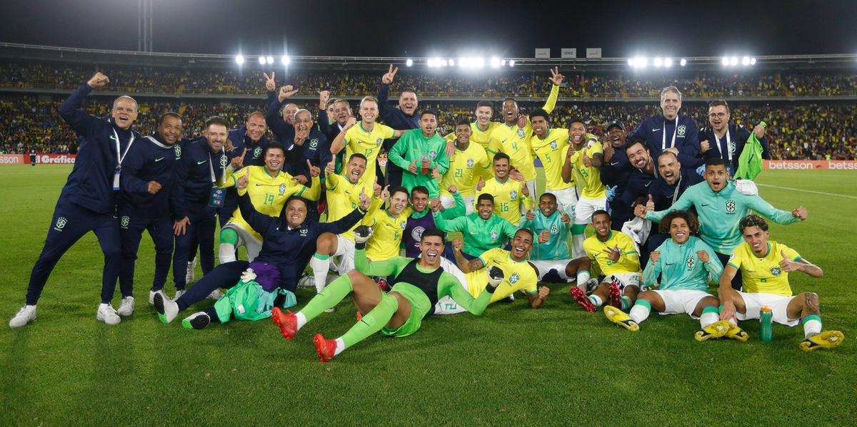 Jogadores e comissão comemoram classificação para o Mundial após vitória no último jogo (Rafael Ribeiro / CBF)