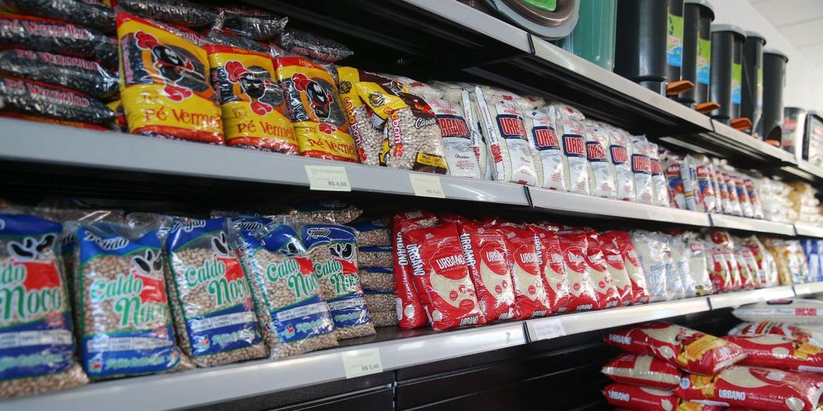 Alimentação e venda de veículos puxaram a queda. (Geraldo Bubniak/AEN/Agência Brasil)