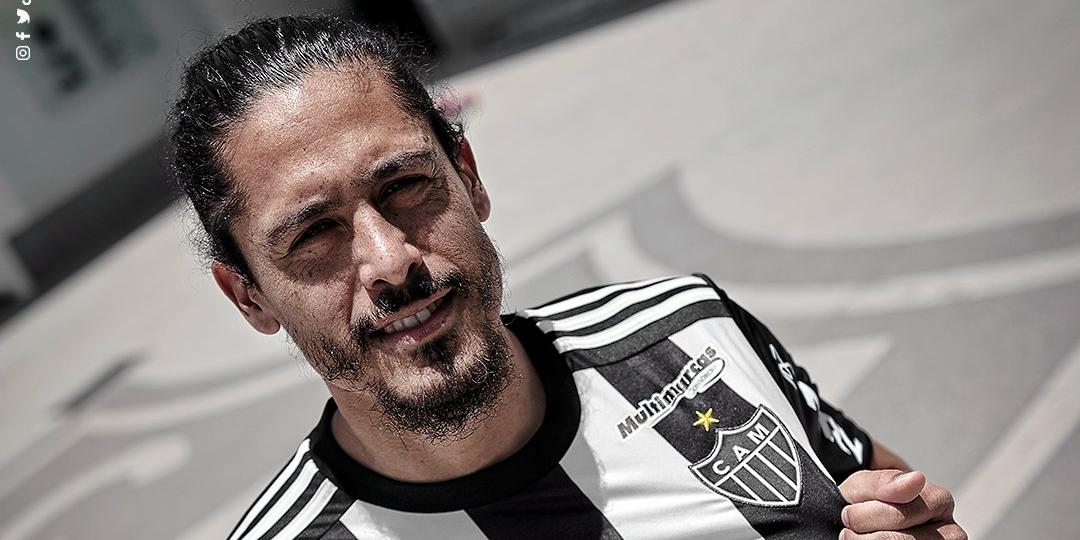 Zagueiro uruguaio chega a pedido de Coudet (Divulgação/Atlético)