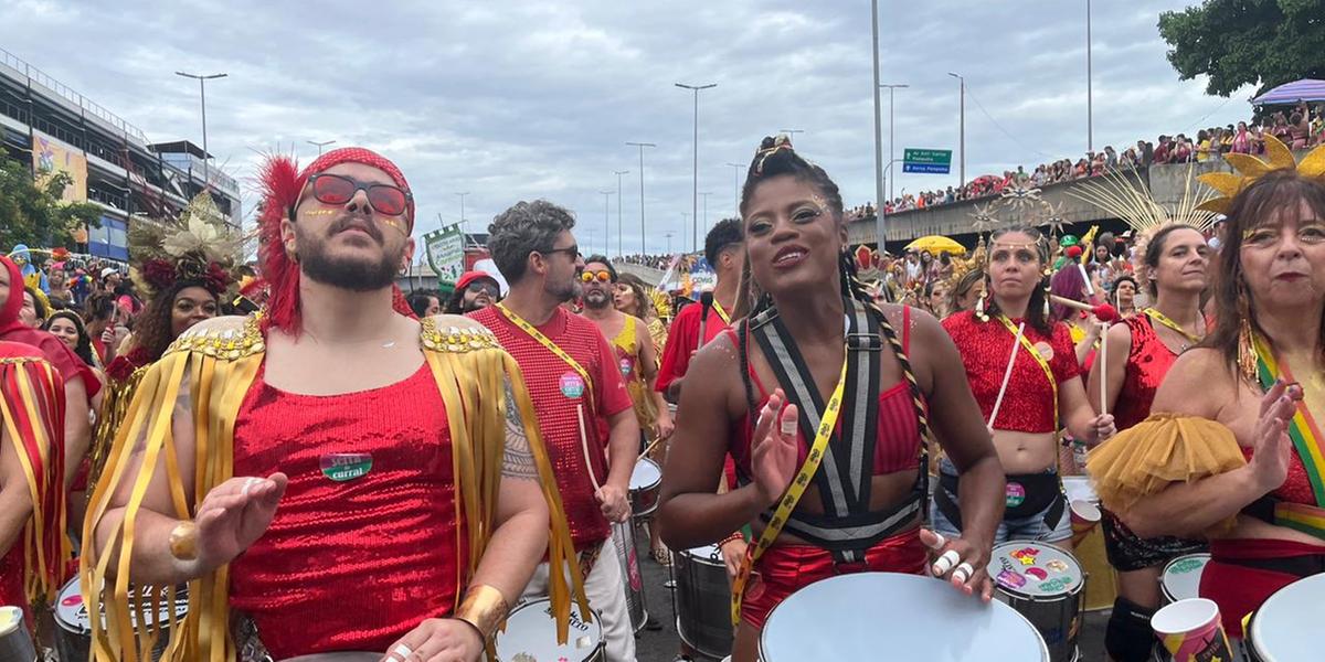 Público acompanha a bateria do "Então, Brilha!" (Raíssa Oliveira/Hoje em Dia)