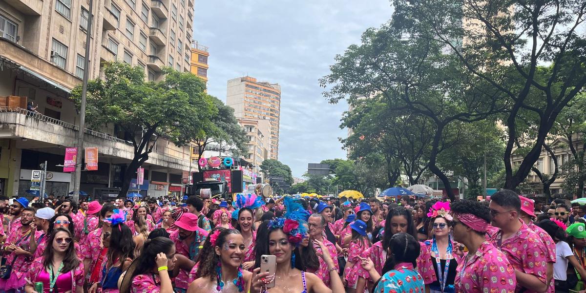 Tons de rosa dominam ruas do centro de BH pro cortejo do "Quando come se lambuza" (Raíssa Oliveira/Hoje em Dia)