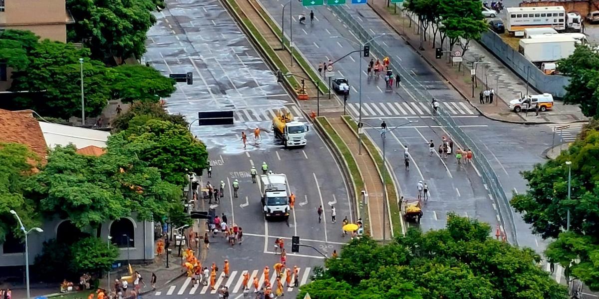 Registro do carnaval de 2023: caminhões-pipa lavam o asfalto após desfile de blocos na região central de BH (Ana Paula Lima)