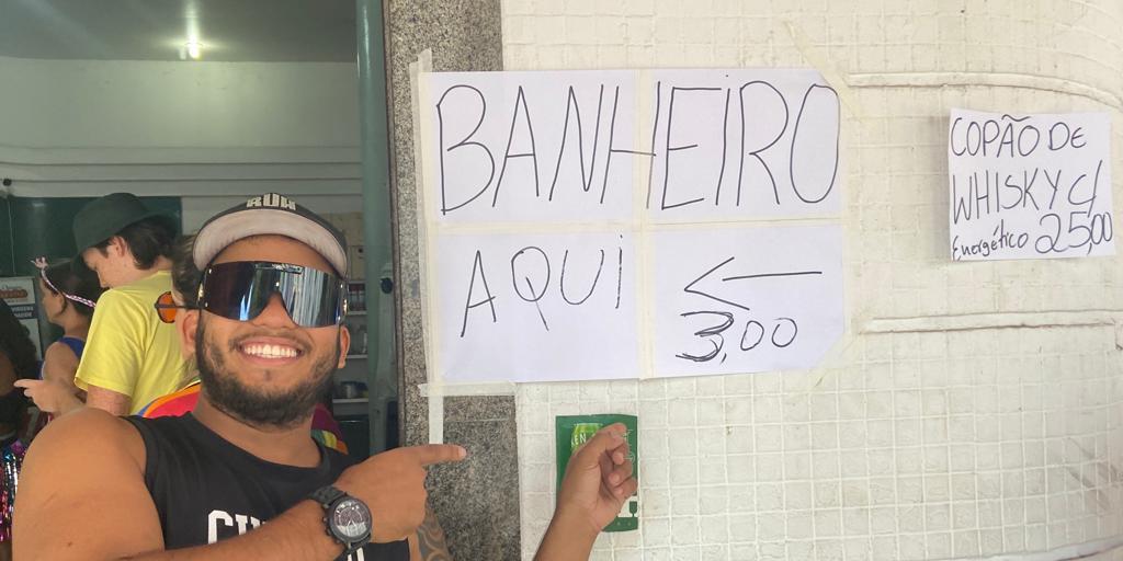 Comerciantes aproveitam os desfiles dos blocos de rua em BH para faturar também com aluguel de banheiro (Fernando Michel / Hoje em Dia)