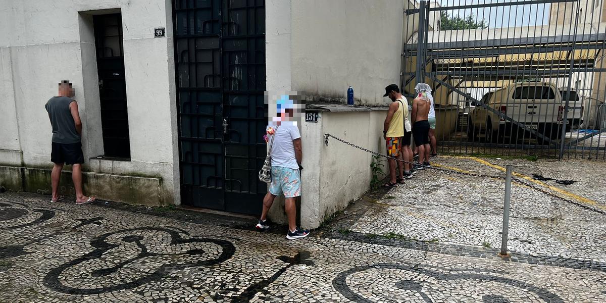 Foliões são flagrados urinando em via pública durante desfile do bloco Faraó, no Centro de BH (Pedro Melo / Hoje em Dia)