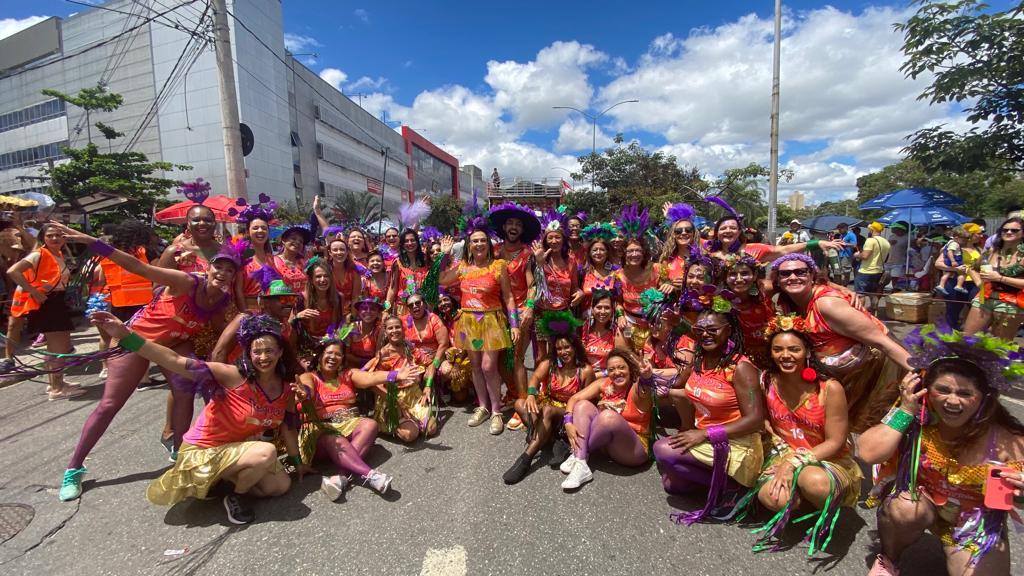 Roupas coloridíssimas dos integrantes do bloco (Fernando Michel / Hoje em Dia)