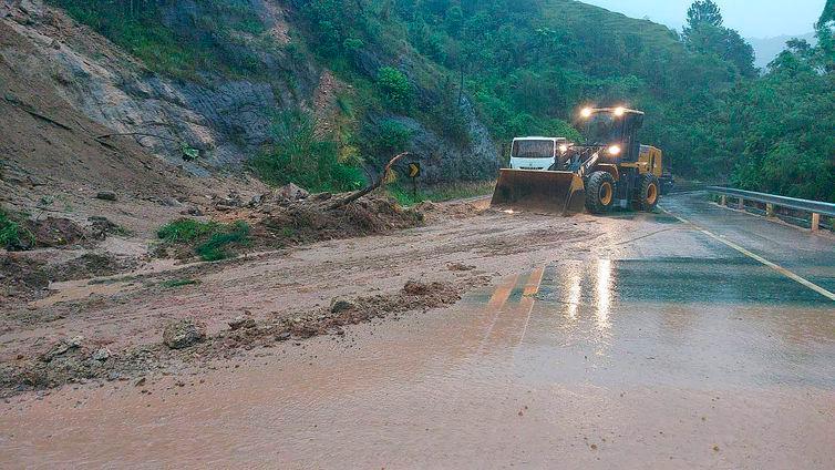 Um trator da Prefeitura de Sāo Sebastiāo (SP) tira entulhos em uma rodovia do município, o mais afetado pelas fortes chuvas que atingiram o litoral paulista (Prefeitura Sāo Sebastiāo/Divulgaçāo)