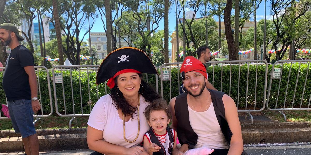 Maria Cecilia aproveita bloco da Praça da Liberdade com o filho Murilo e o marido Gustavo Sucupira (Alecsander Heinrick / Hoje em Dia)