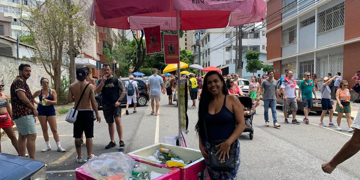 Bruna França trabalha como ambulante no Carnaval de BH para ajudar a filha que tem necessidades especiais (Alecsander Heinrick / Hoje em Dia)