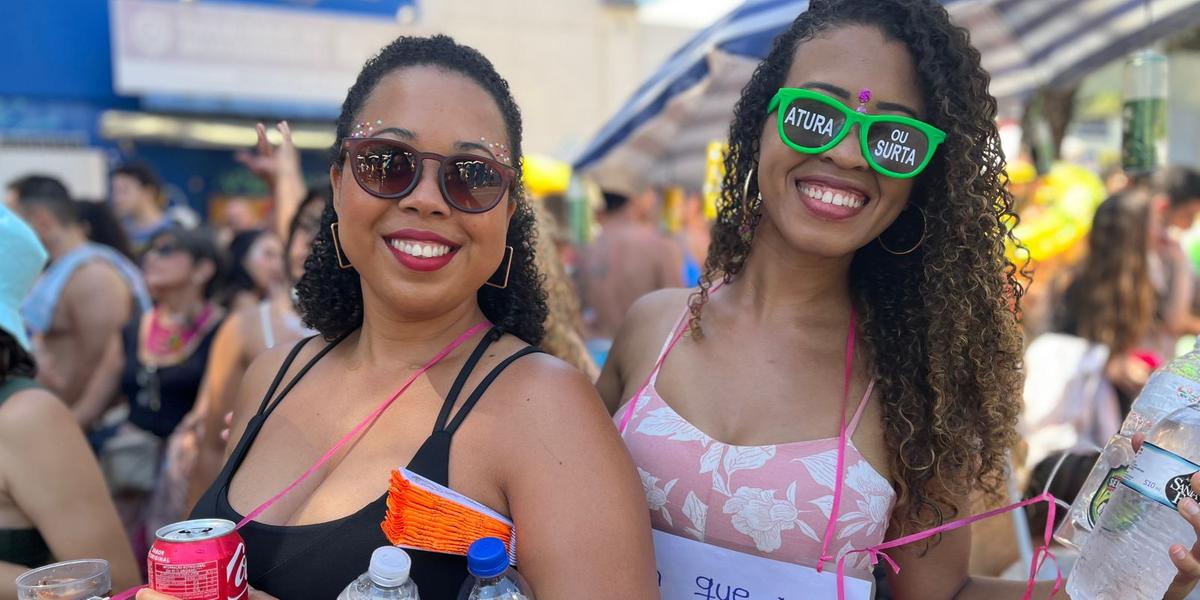As amigas Patrícia Freitas e Carla Araújo saíram da Bahia para aproveitar o Carnaval de rua de BH (Raíssa Oliveira / Hoje em Dia)