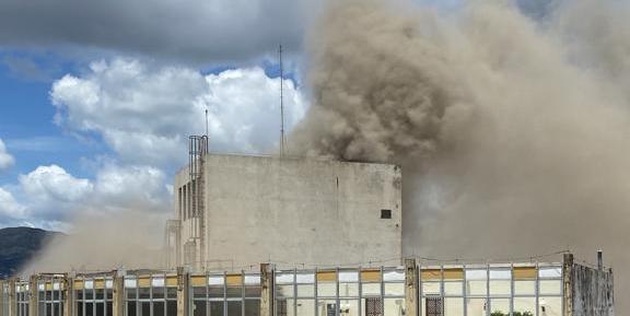 Fumaça chegou à parte mais alta do prédio, no Centro de BH (Brendow Matos/Divulgação)