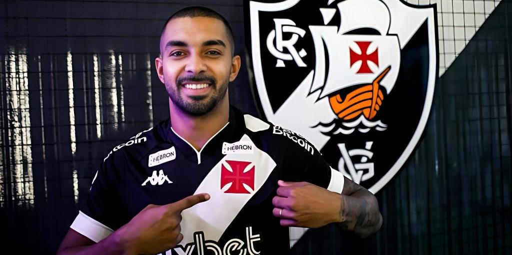 Paulo Henrique já posa com a camisa vascaína (Divulgação/Vasco)