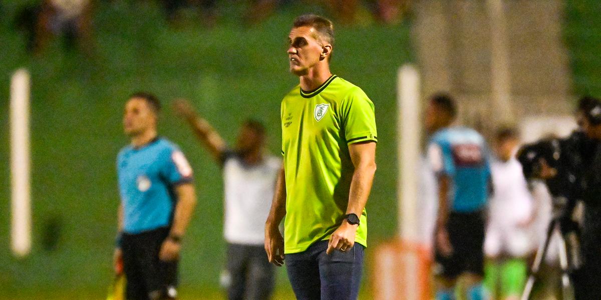Treinador celebrou a classificação, mas ligou alerta sobre vários gols perdidos (Mourão Panda/América)