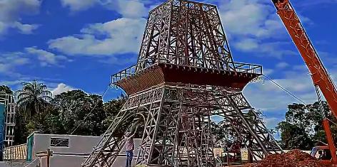Réplica da torre Eiffel está sendo construída em Lagoa Santa, na Grande BH (Reprodução / Redes Sociais)
