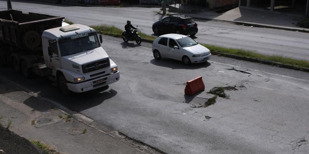 Uma sinalização foi colocada na estrada, que também é a principal rota de acesso a BH para moradores de Santa Luzia e Jaboticatubas, na região metropolitana (Valéria Marques)