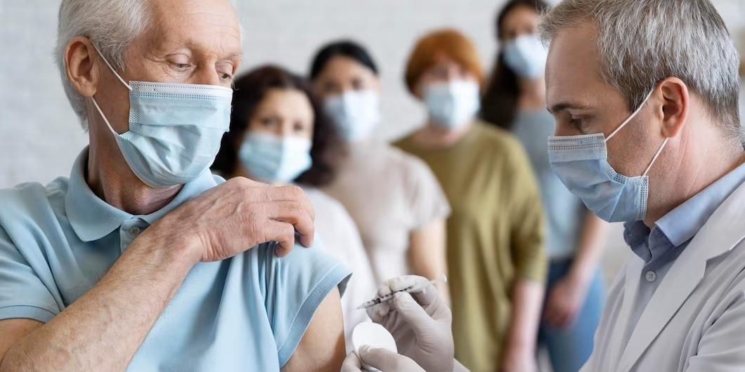 Pessoas acima dos 70 anos podem receber a vacina na primeira fase da campanha (Freepik)