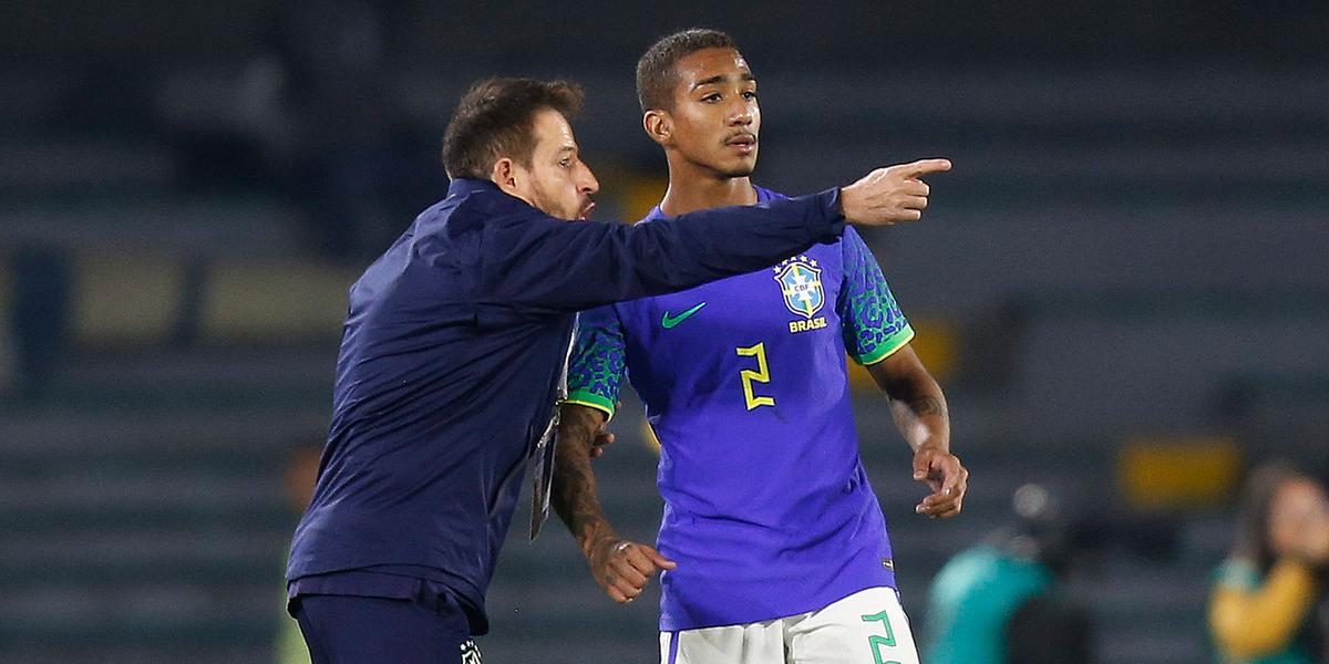 Arthur e o técnico Ramon Menezes durante a disputa do Sul-Americano Sub-20, agora juntos na Seleção Principal (Rafael Ribeiro / CBF)