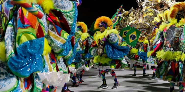 Neste ano, o carnaval da Imperatriz Leopoldinense contou uma criativa versão de como seria a vida após a morte de Lampião, recusado pelo inferno e pelo céu (Fernando Frazão/Agência Brasil)