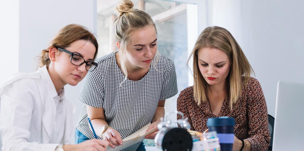 Pesquisa mostra que entre 2019 e 2022 a presença das mulheres em postos de chefia nas organizações passou de 25% para 38% (Freepik)