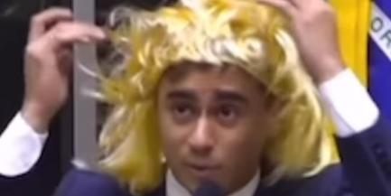Deputado Nikolas Ferreira coloca peruca para dizer que tinha "lugar de fala" no Dia Internacional da Mulher (Instagram / Reprodução)