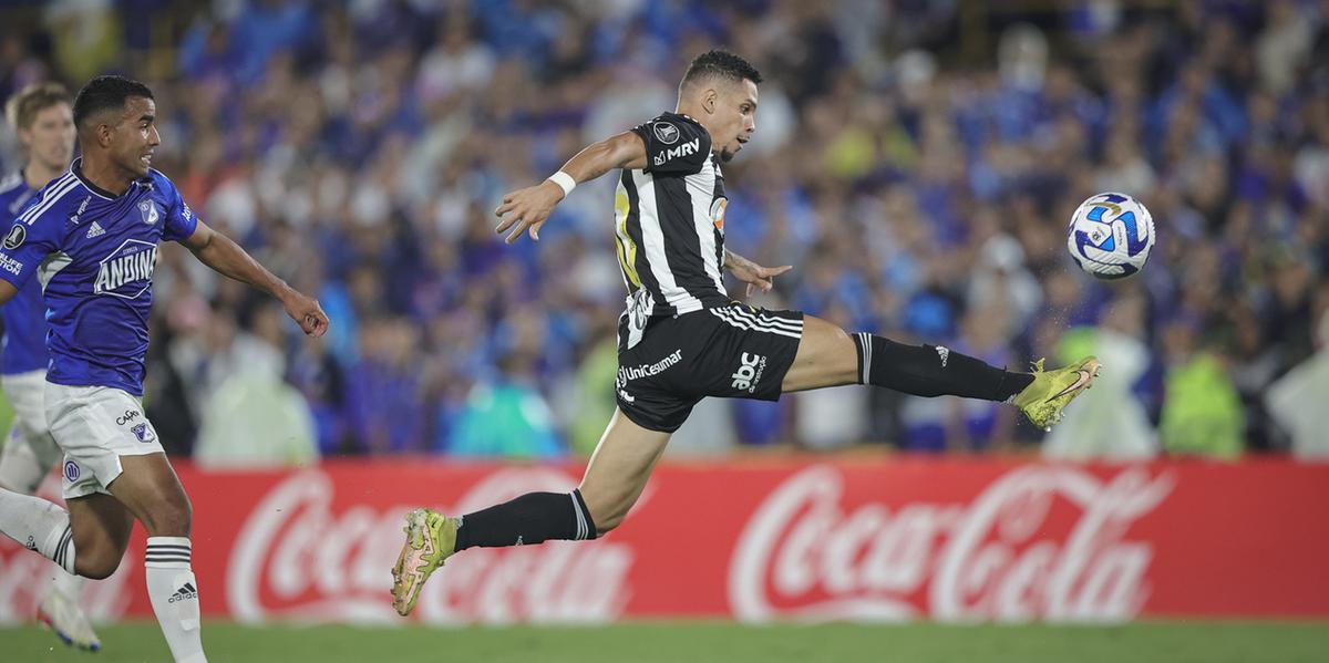 Frame exato do gol de Paulinho, que tocou por cima do goleiro para empatar o jogo (Pedro Souza/Atlético)