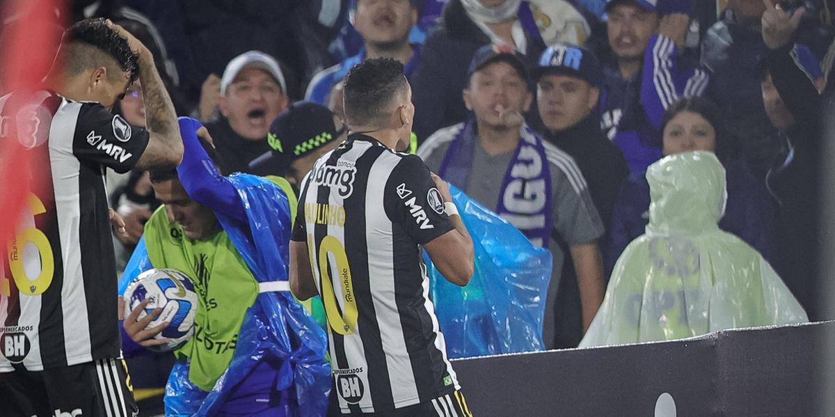 Paulinho foi xingado pelos torcedores rivais, que ainda arremessaram objetos, após ele marcar o gol de empate (Pedro Souza/Atlético)