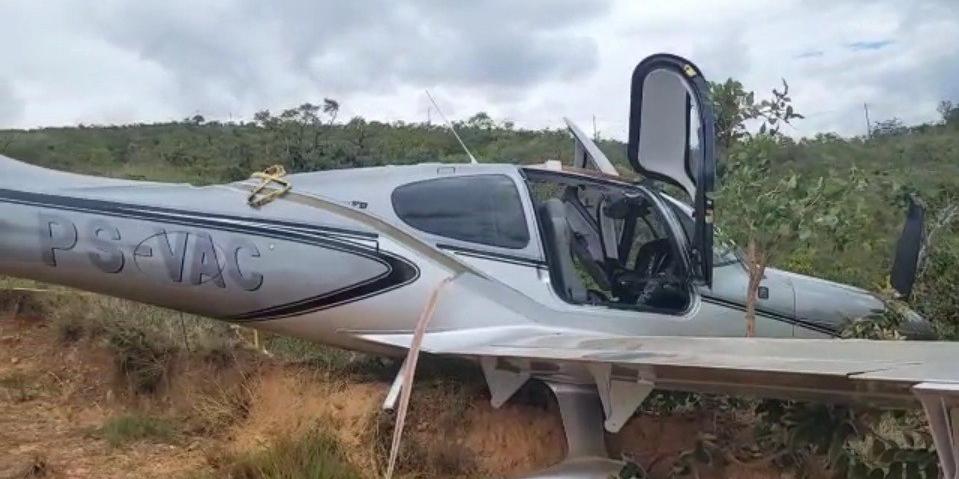 Por sorte o paraquedas impediu uma tragédia na queda do avião monomotor em Sabará (Bombeiros MG / Divulgação)