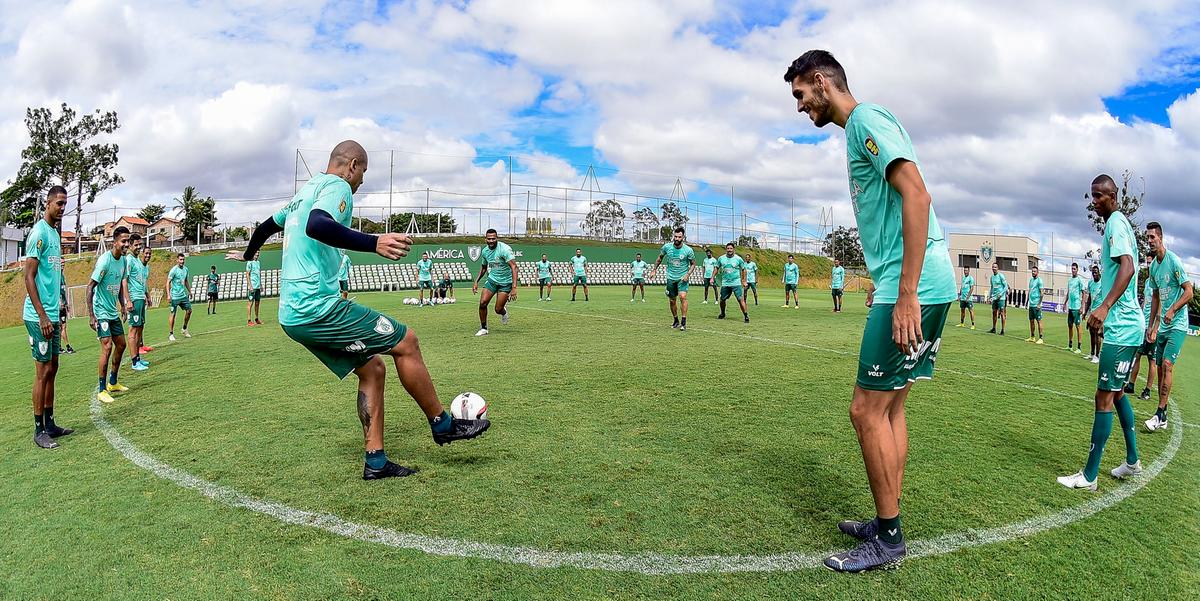 Pela sequência de jogos, Coelho deve ter mudanças na escalação (Mourão Panda / América)