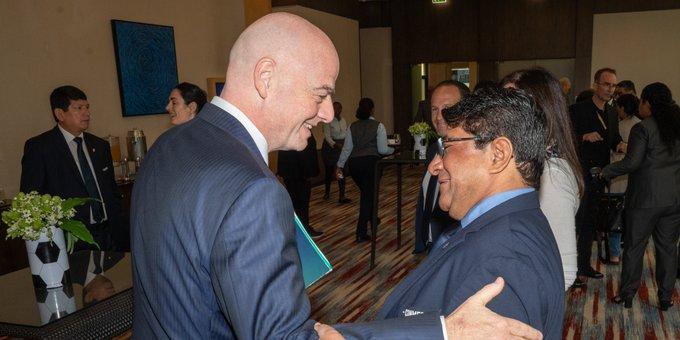 Presidente da Fifa Gianni Infantino cumprimenta Ednaldo Rodrigues, presidente da CBF, durante divulgação da tabela das Eliminatórias da Copa do Mundo de 2026. (Pascal Bitz/FIFA)