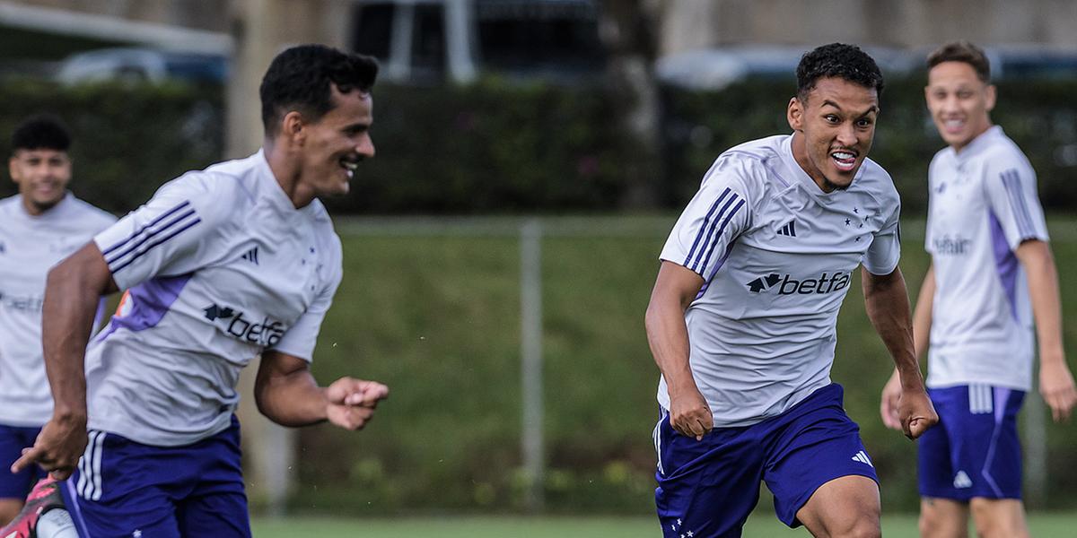 Cruzeiro divulga fotos de jogadores sorrindo com o novo uniforme de treinos. Torcida contesta alegria (Gustavo Aleixo / Cruzeiro)
