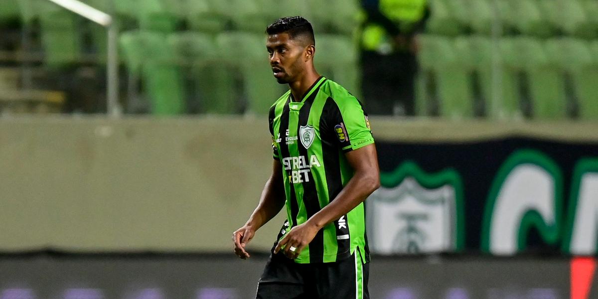 Zagueiro deve ser titular novamente no domingo (Mourão Panda / América)
