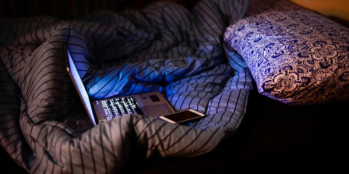Cerca de duas horas antes de ir para a cama, evite o uso de telas (TV, celular e computador) (Marcello Casal Jr/Agência Brasil)