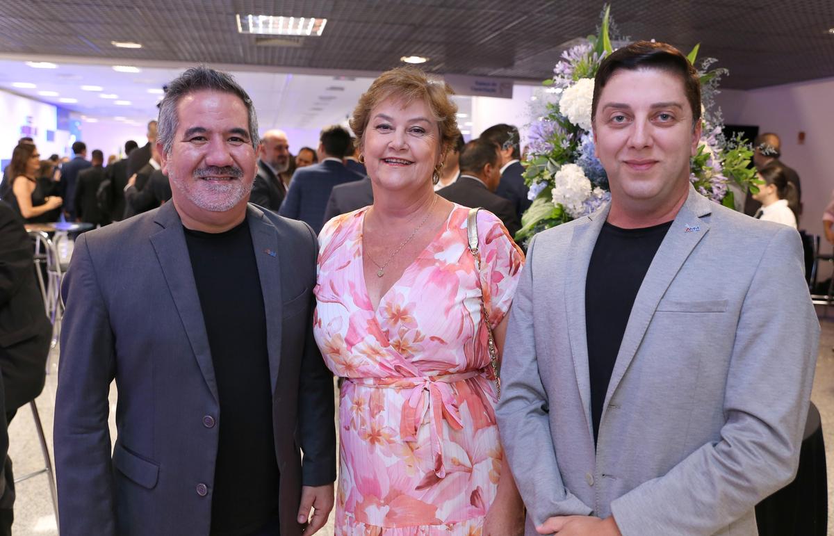 Lú Pereira, a prefeita de Nepomuceno Iza Menezes e o prefeito de Itapecirica Wirley Rodrigues Reis ()