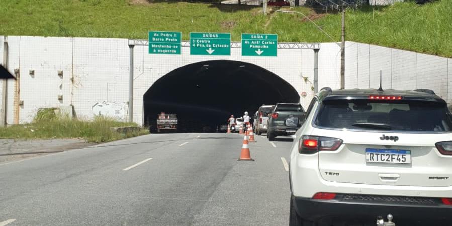 Túnel Presidente Tancredo Neves, no complexo da Lagoinha, onde o tijolo foi arremessado do alto da estrutura e atingiu o veículo de uma família em 19 de outubro (Reprodução / Redes Sociais)
