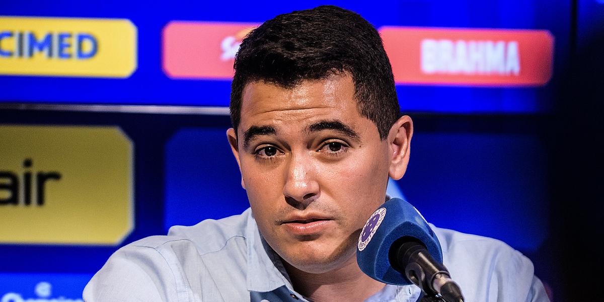 Pedro Martins concedeu longa coletiva para explicar saída do treinador, que já era sabida há mais de um mês (Gustavo Aleixo/Cruzeiro)