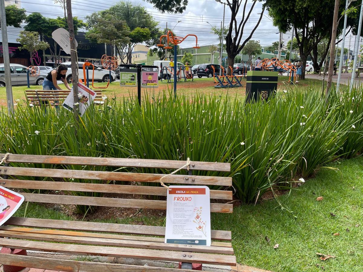 Banco da Praça dos Agricultores com poemas (Divulgação)