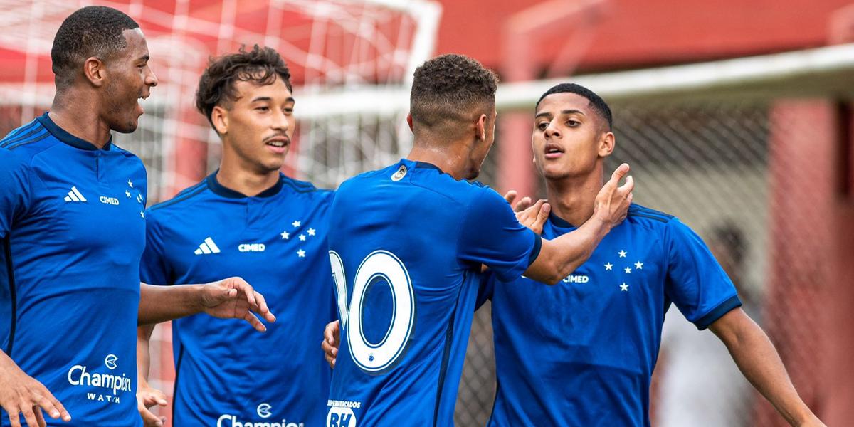 Time celeste derrota o Grêmio pelo Campeonato Brasileiro (Alessandra Torres e Gledston Tavares / BHFOTO)