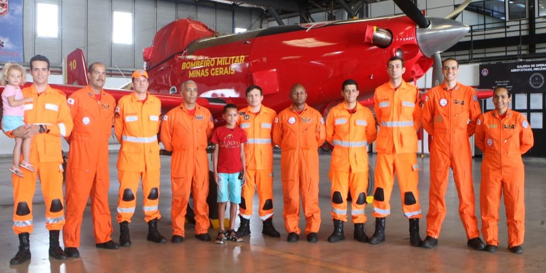 Miguel Lucas pediu a mãe que o levasse ao batalhão para rever os bombeiros que o socorreram na aeronave Arcanjo (Maurício Vieira /Hoje em Dia)