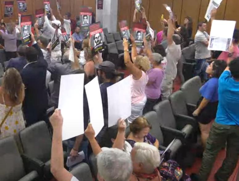 Plateia vira as costas na ALMG em protesto durante fala do deputado Caporezzo em defesa da Ditadura Militar (TV ALMG / Reprodução)