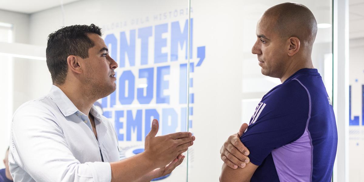 Pepa com Pedro Martins, diretor do Cruzeiro que foi nome importante para essa contratação (Gustavo Aleixo/Cruzeiro)