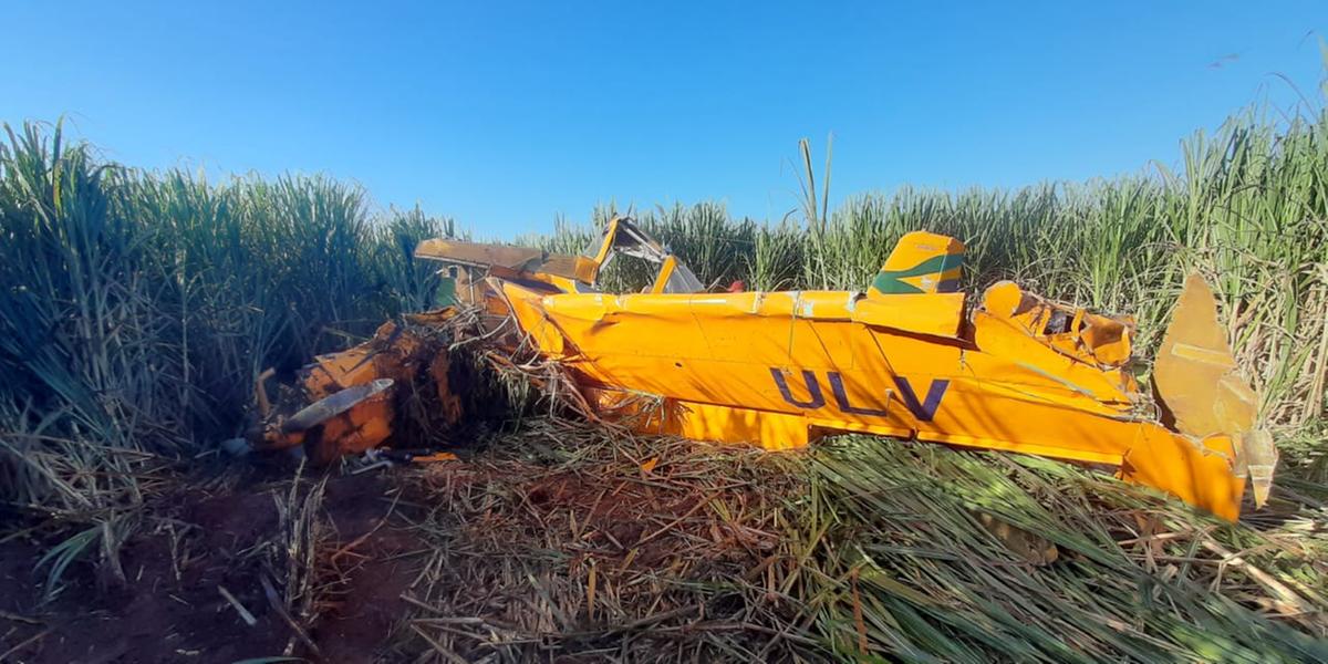 Avião cai em Uberaba, mas piloto sobrevive.
