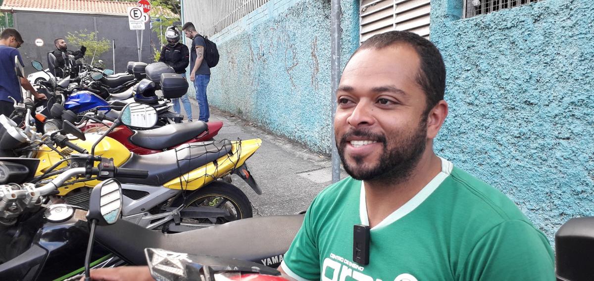 Motociclista Robson Souza Oliveira prefere as motos (Maurício Vieira / Hoje em Dia)